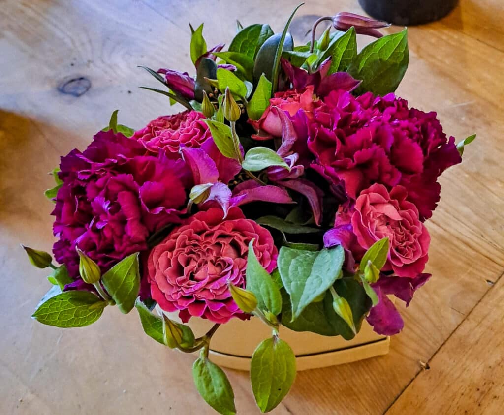 hatteæske med røde roser